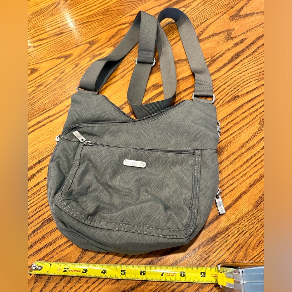 Baggalini cross body bag.  Excellent used condition.